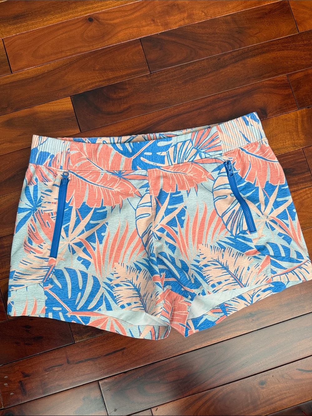 Columbia Size M Women's Tropical Print Stretch Shorts - Coral & Blue
